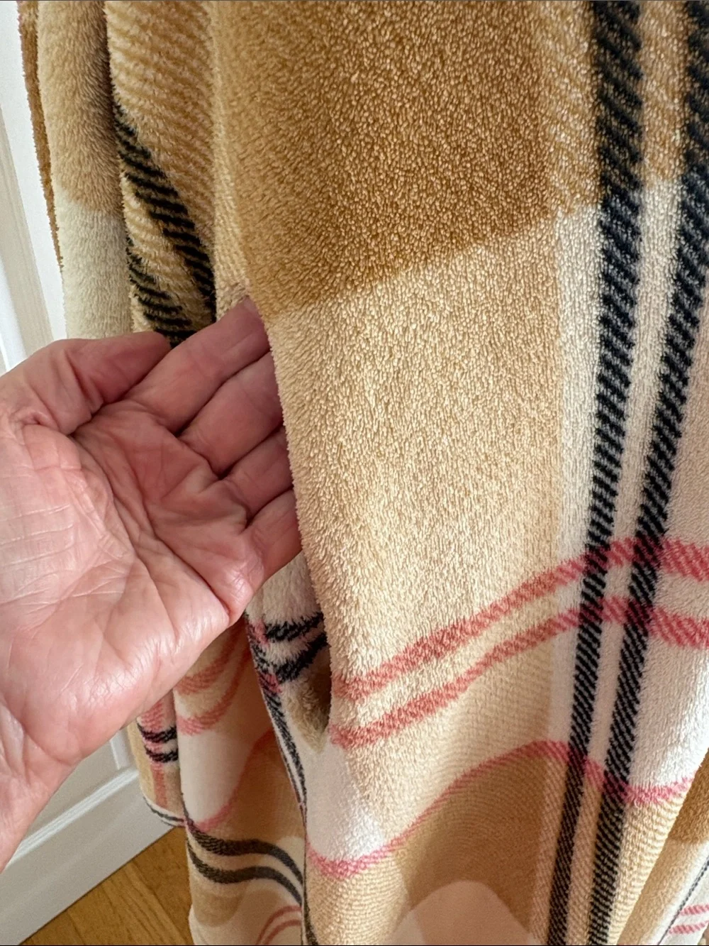 SNUGGIE PLAID FLEECE WEARABLE BLANKET